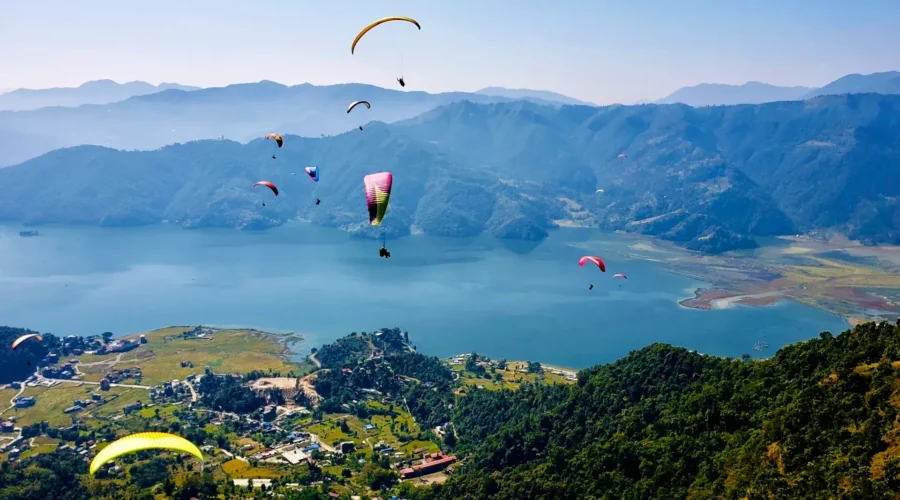 Vue sur le lac Phewa et les montagnes à Pokhara, Népal