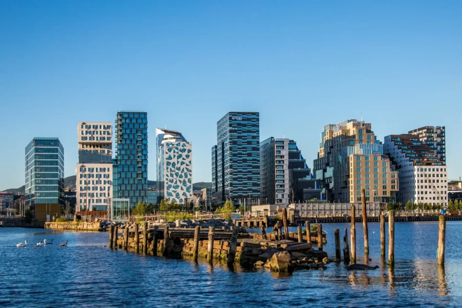 Bâtiment à Oslo et plan d'eau en Norvège