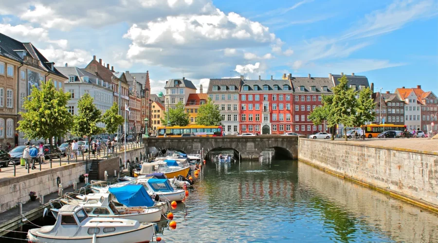 Canal et bâtiment typique de Copenhague