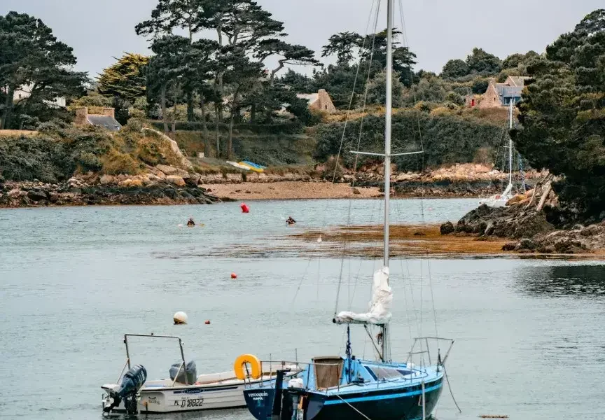Petit voilier, Île de Bréhat, France
