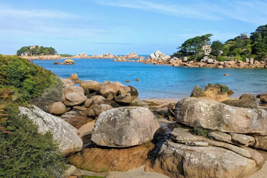 Plage rocheuse, Côte de Granit Rose, France