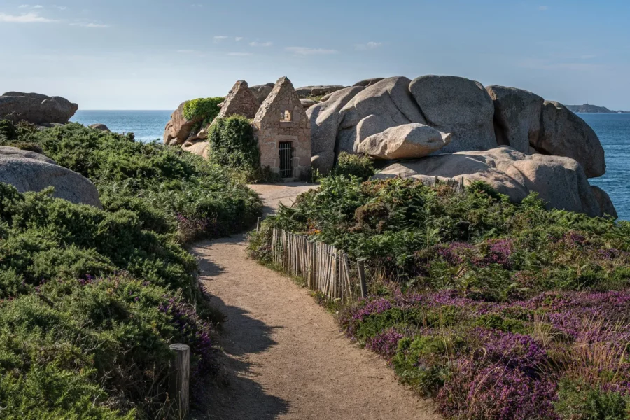 Sentier à Ploumanac'h, Bretagne, France