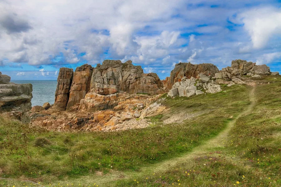 Sentier vers le Gouffre de Plougrescant, Bretagne, France