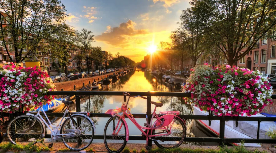 Canal d'Amsterdam pendant un coucher de soleil