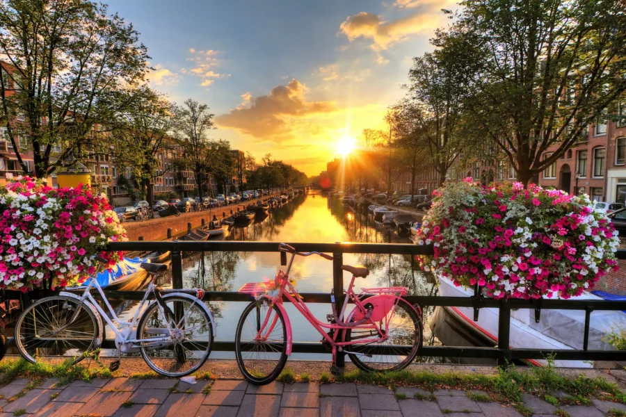 Canal d'Amsterdam pendant un coucher de soleil