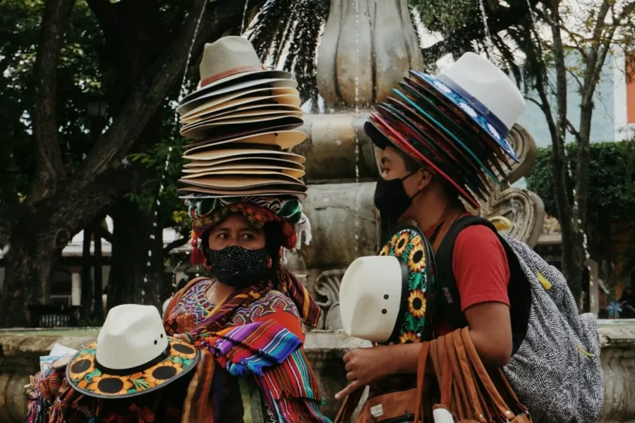Deux Guatémaltèques portant plusieurs chapeaux, Guatemala