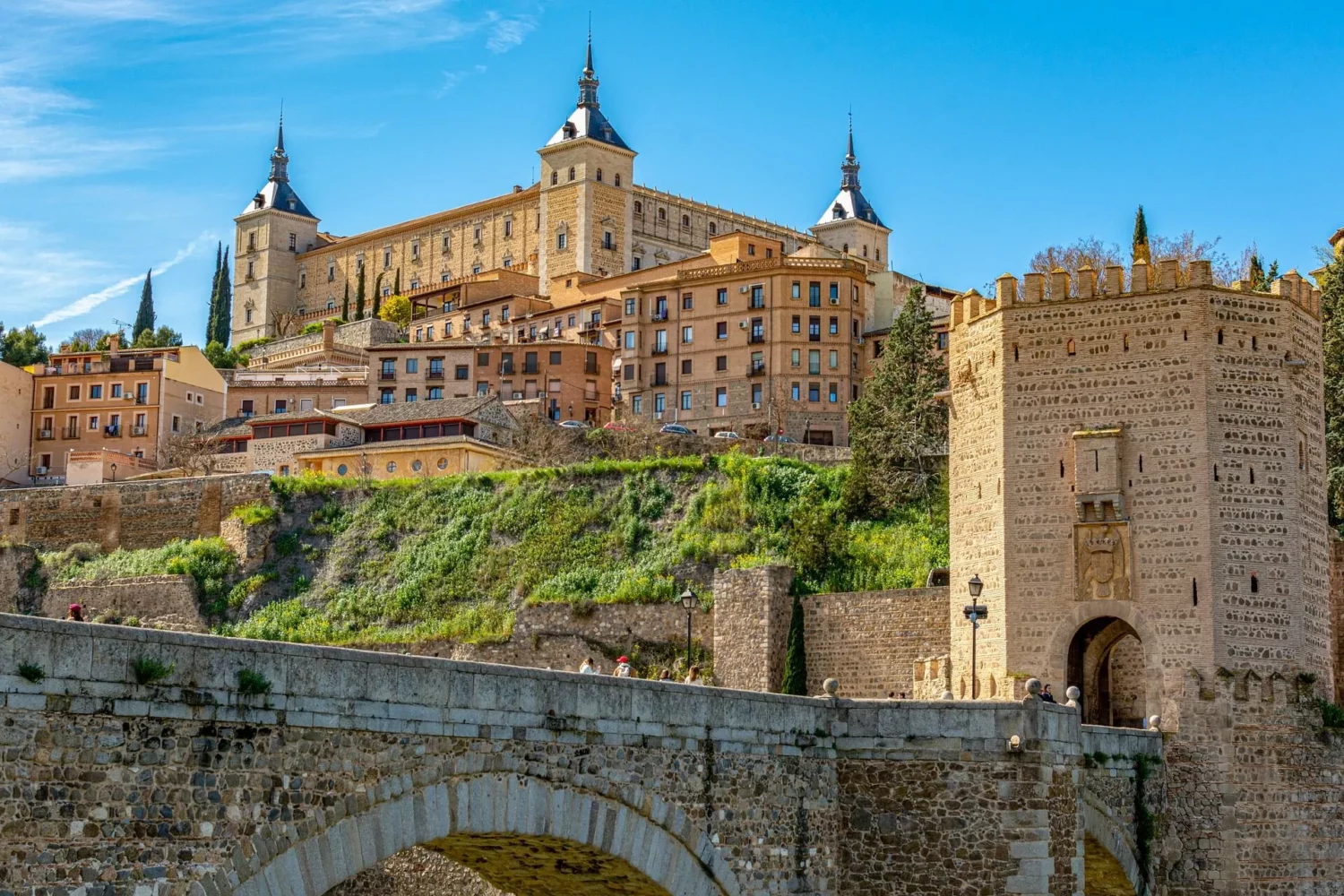 Vue majestueuse de l’Alcázar de Tolède surplombant la ville