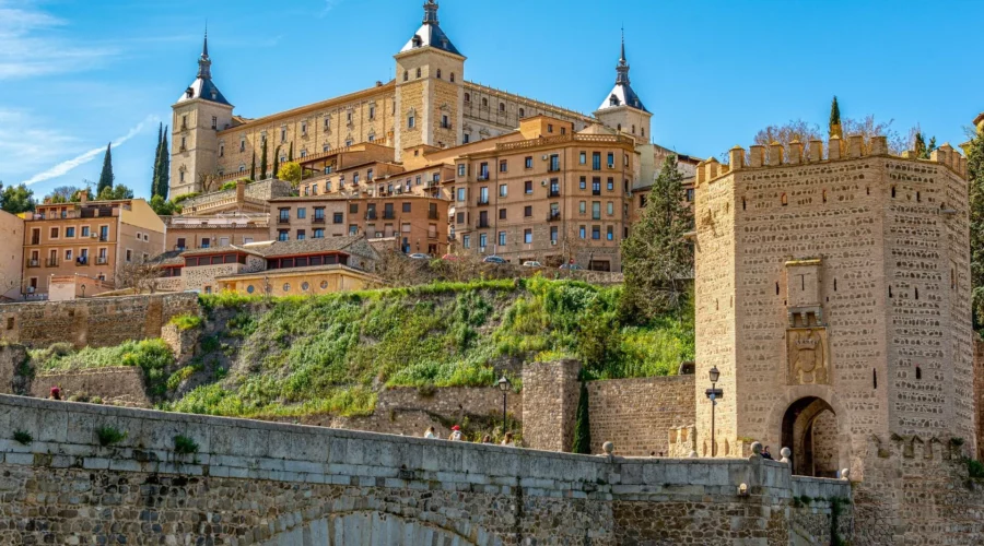 Vue majestueuse de l’Alcázar de Tolède surplombant la ville