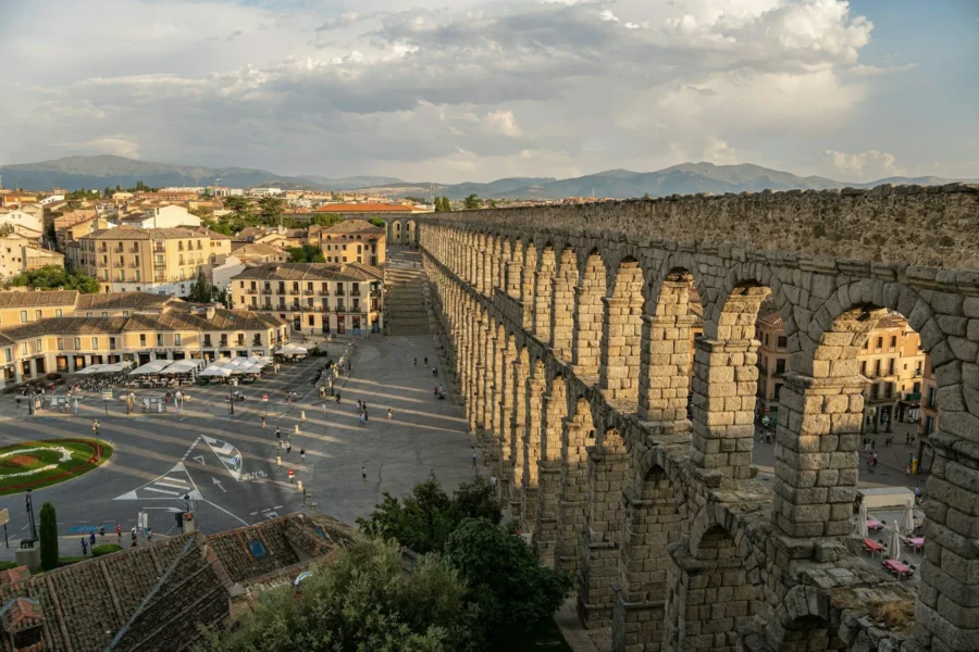 L’impressionnant aqueduc de Ségovie avec la ville en arrière-plan