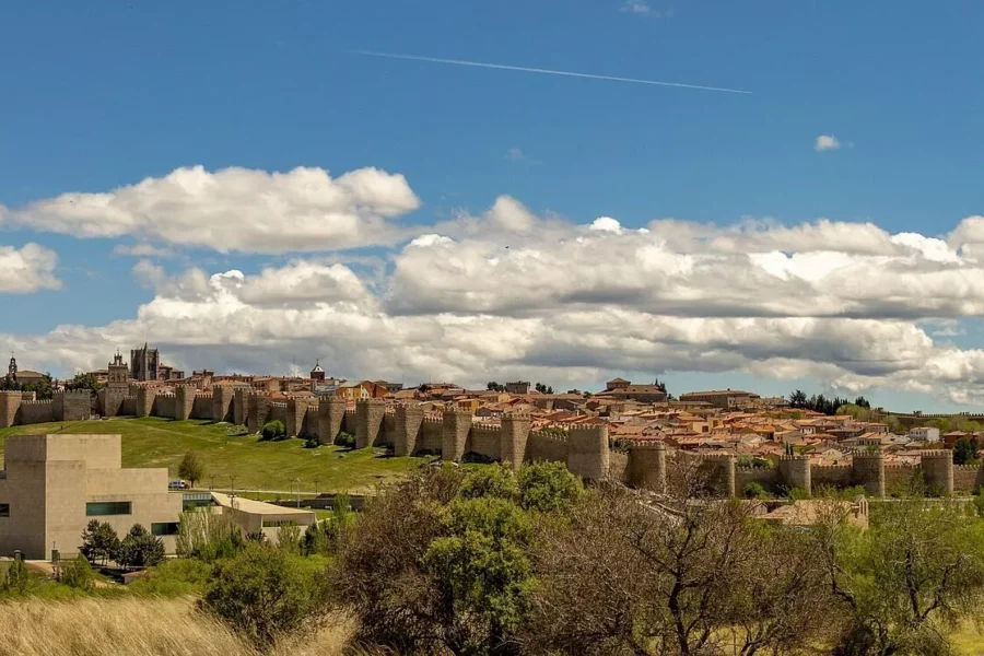 Vue panoramique des remparts médiévaux d’Ávila en Espagne