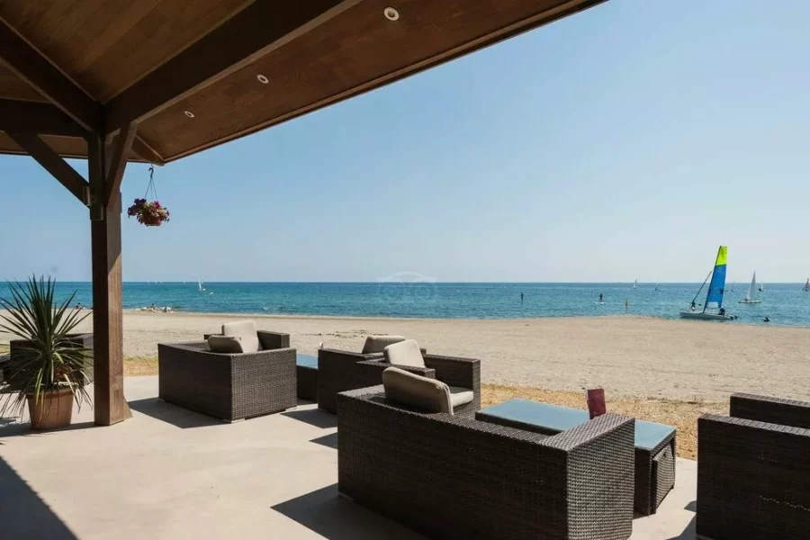 Espace bar en bord de mer avec vue sur la plage