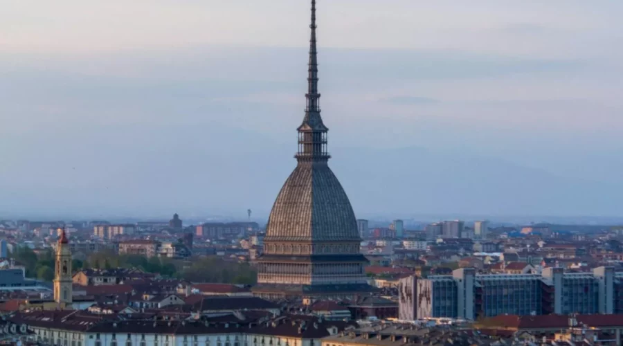 Vue panoramique de Turin avec le Monte dei Cappuccini en arrière-plan