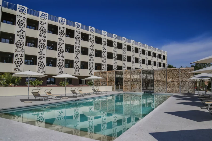 Grande piscine extérieure entourée de transats
