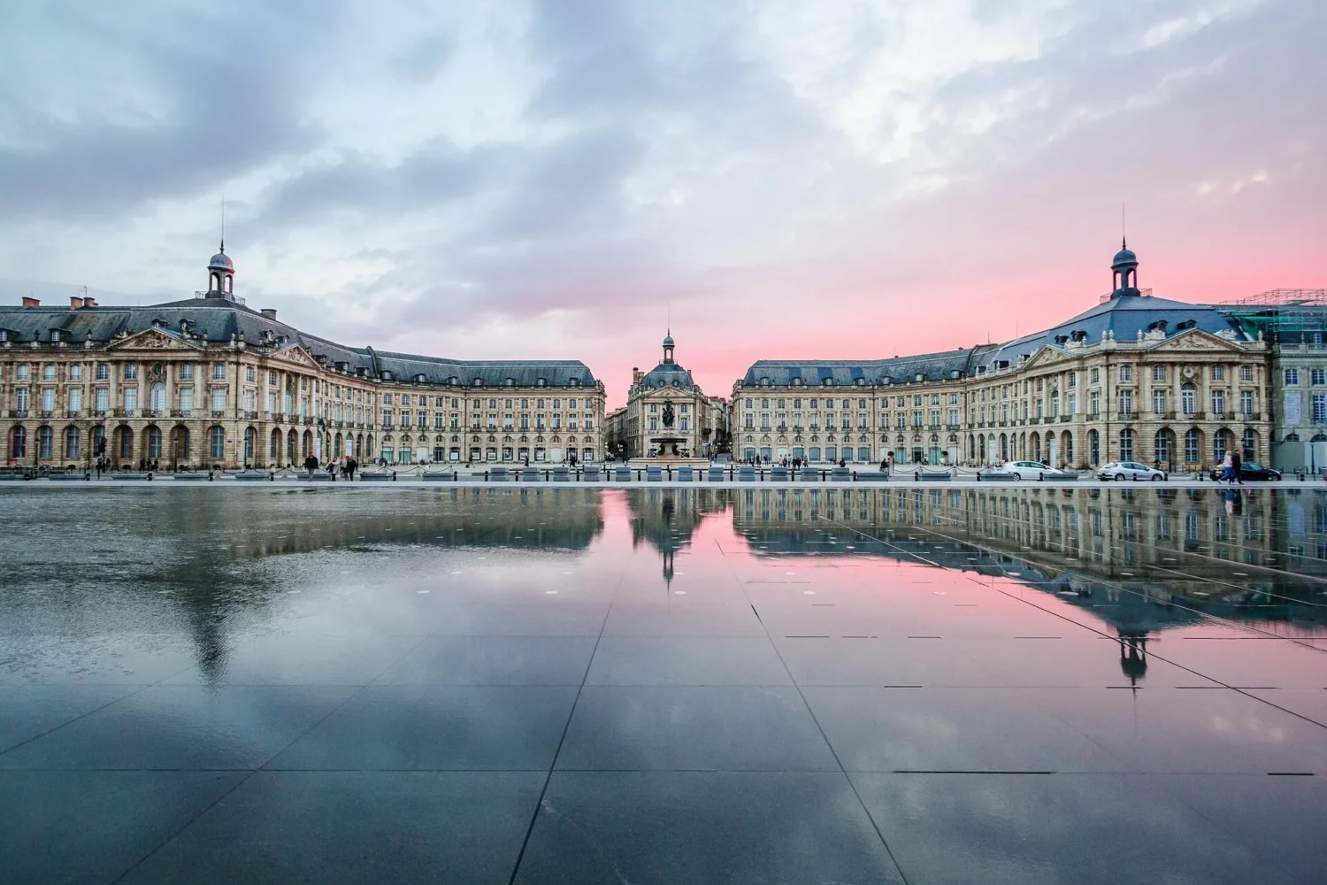 Vue de la place de la Bourse et du miroir d’eau à Bordeaux