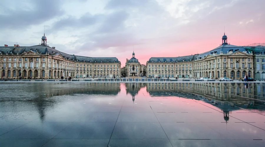 Vue de la place de la Bourse et du miroir d’eau à Bordeaux
