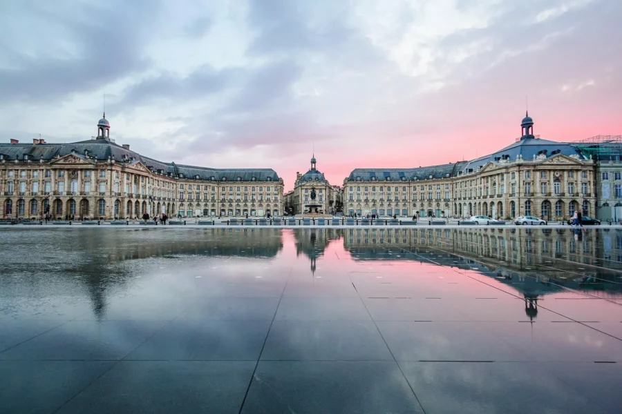 Vue de la place de la Bourse et du miroir d’eau à Bordeaux