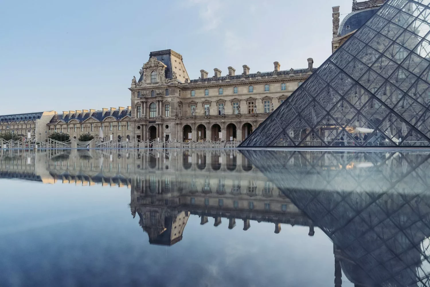 Vue de la pyramide de verre du Louvre sur la place principale