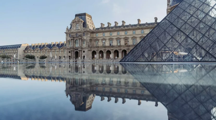 Vue de la pyramide de verre du Louvre sur la place principale