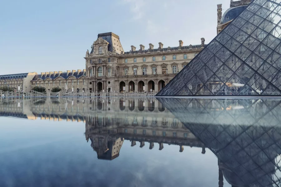 Vue de la pyramide de verre du Louvre sur la place principale
