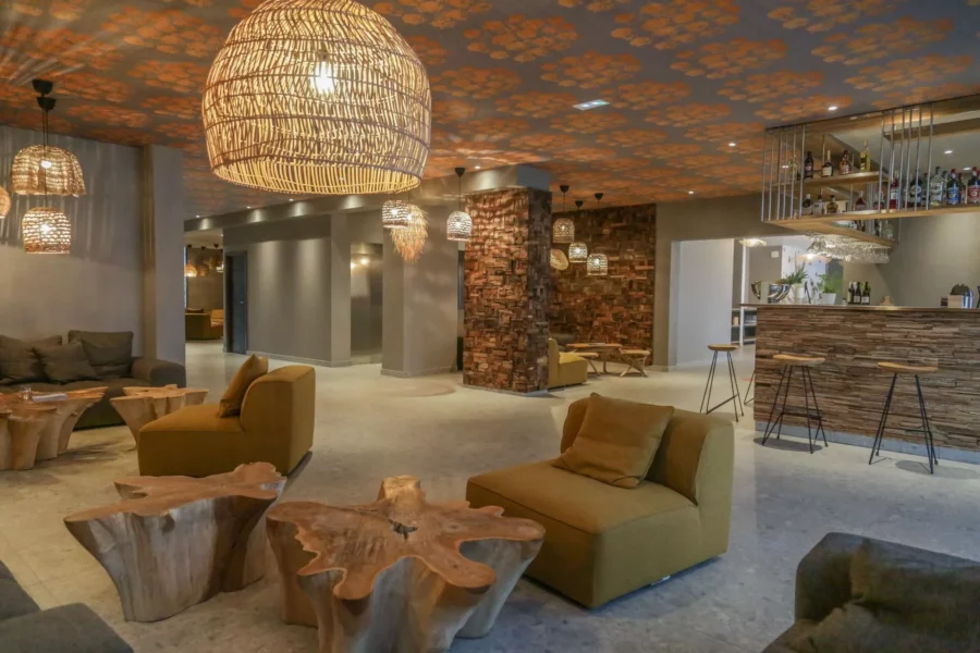Comptoir de réception moderne avec décoration épurée