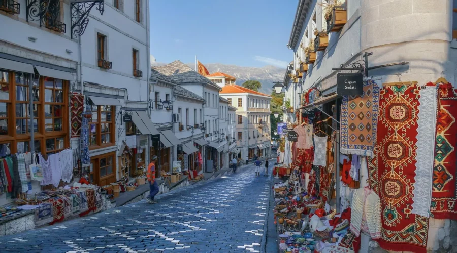 Scène de rue animée avec marché local à Gjirokastër, en Albanie
