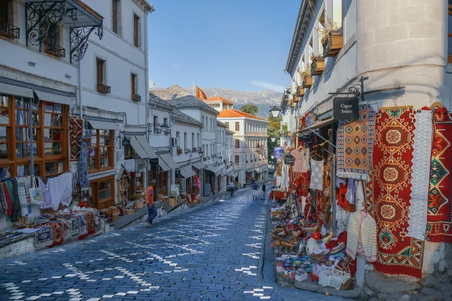 Scène de rue animée avec marché local à Gjirokastër, en Albanie