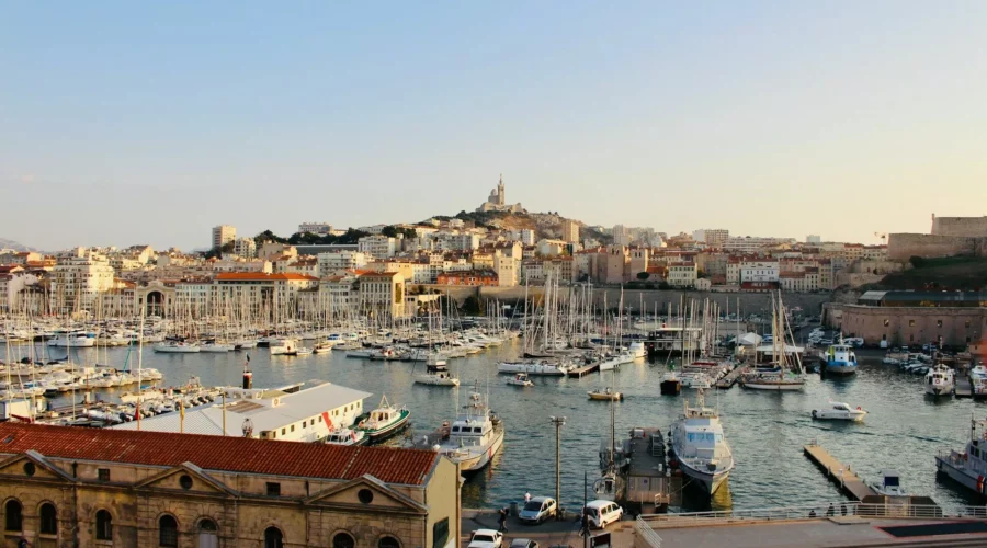 Vue animée du Vieux-Port avec bateaux et bâtiments en arrière-plan