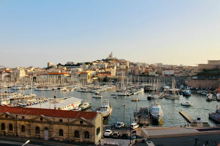 Vue animée du Vieux-Port avec bateaux et bâtiments en arrière-plan