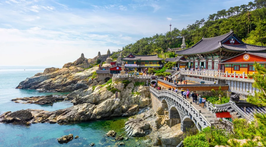 Temple bouddhiste en bord de mer à Busan avec vue sur l’océan