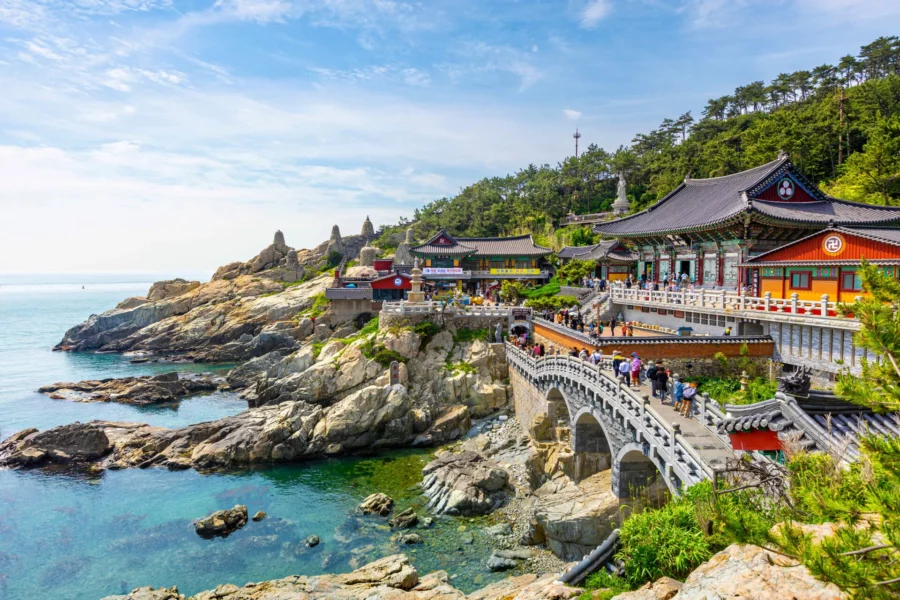 Temple bouddhiste en bord de mer à Busan avec vue sur l’océan