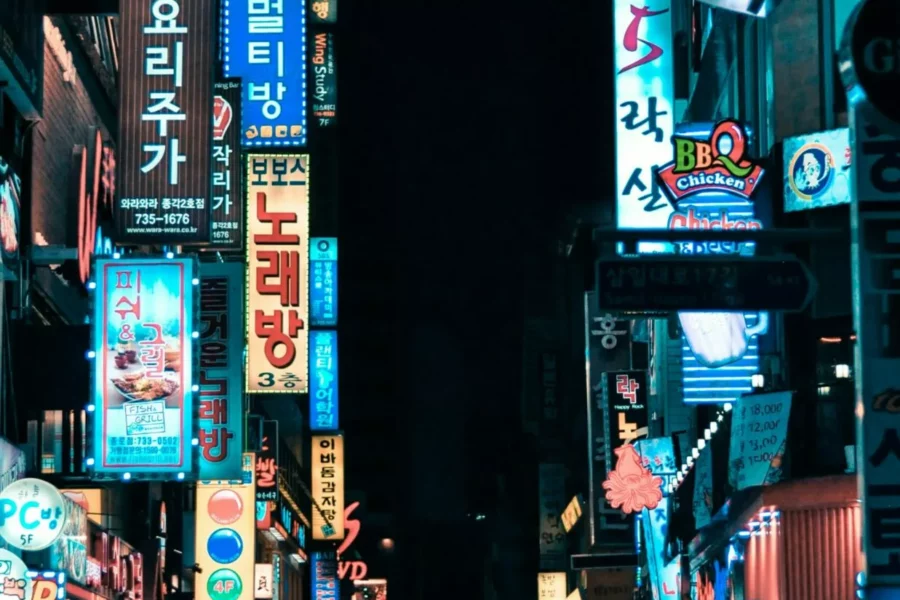 Rue commerçante très fréquentée à Séoul avec enseignes lumineuses