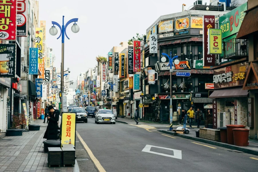Rue de Busan bordée de restaurants, commerces et passants
