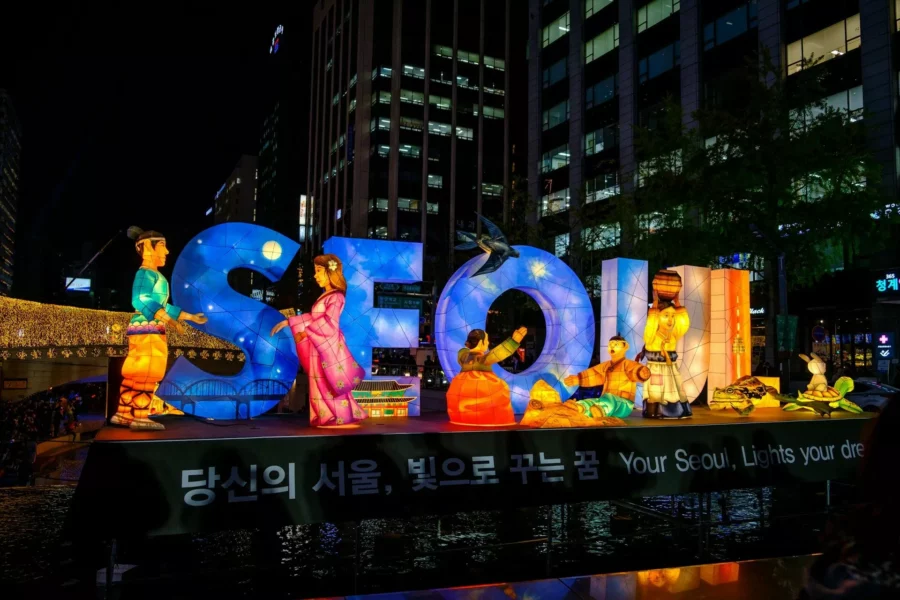 Décorations lumineuses et lettres géantes "Seoul" pendant le festival des lanternes