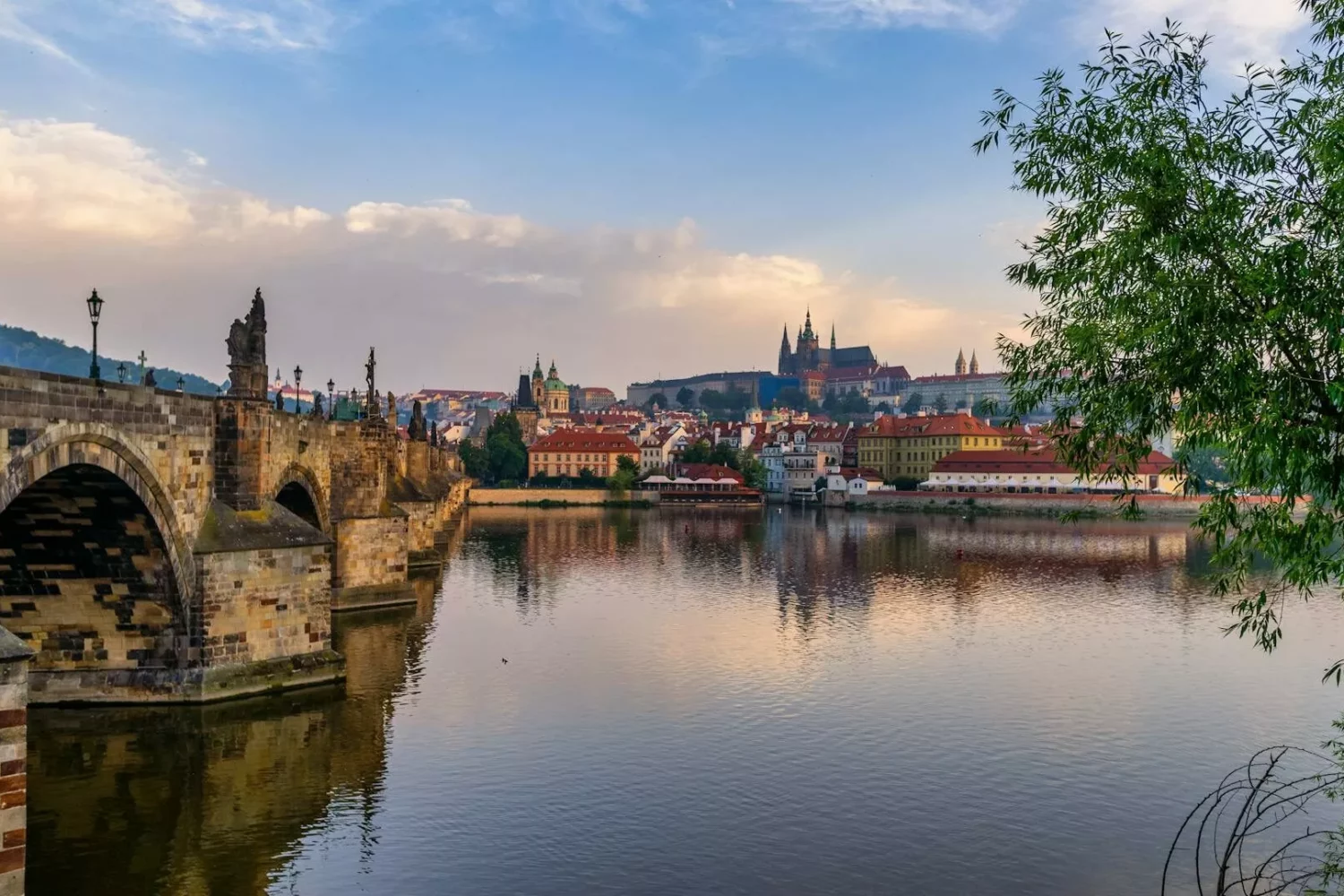 Balise alt : Panorama de Prague avec vue sur le pont Charles