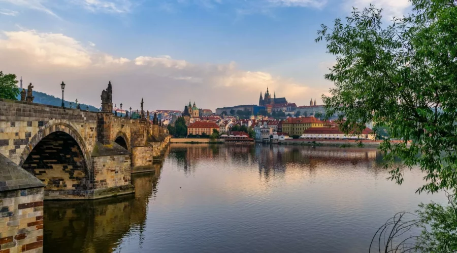 Balise alt : Panorama de Prague avec vue sur le pont Charles