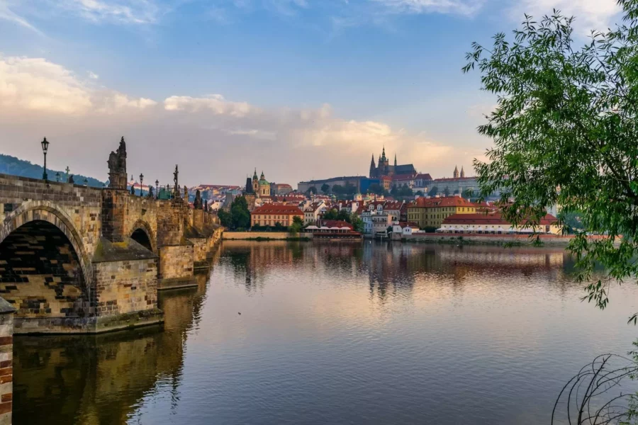 Balise alt : Panorama de Prague avec vue sur le pont Charles
