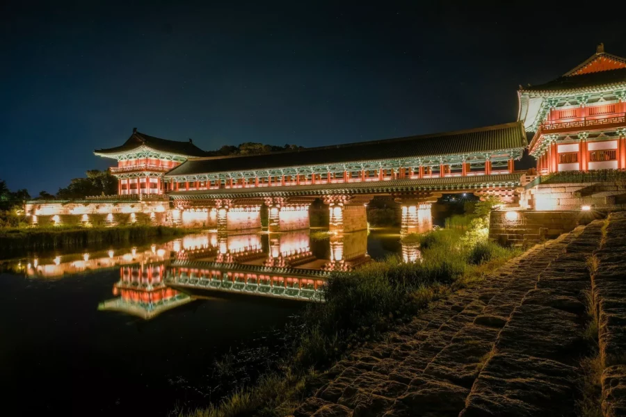 Pont traditionnel illuminé la nuit à Gyeongju, Corée du Sud