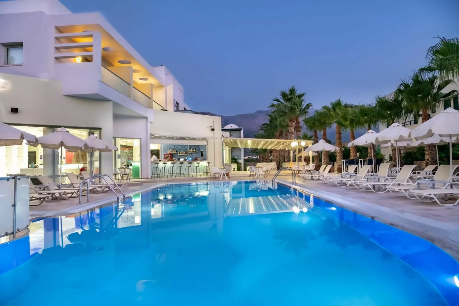 Vue extérieure de l’hôtel avec jardin et piscine