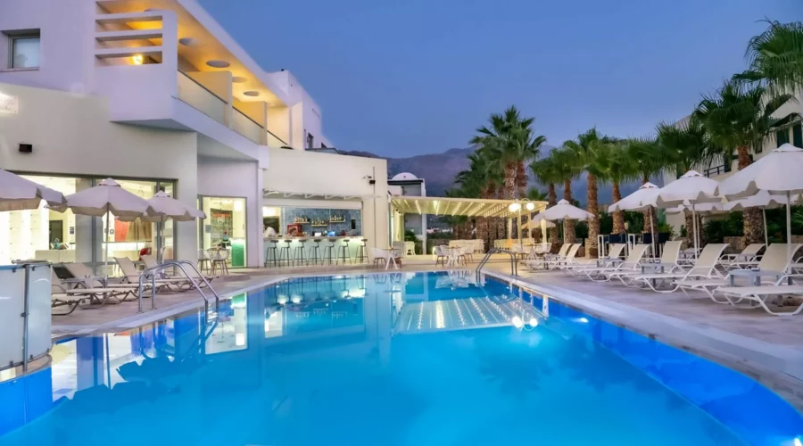 Vue extérieure de l’hôtel avec jardin et piscine