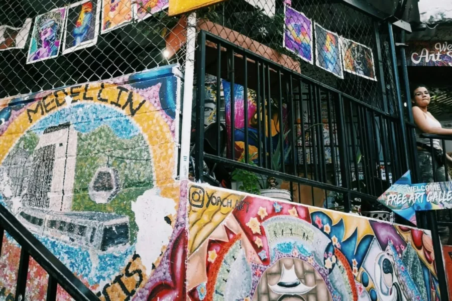 Fresques colorées sur les murs de la Comuna 13 à Medellín