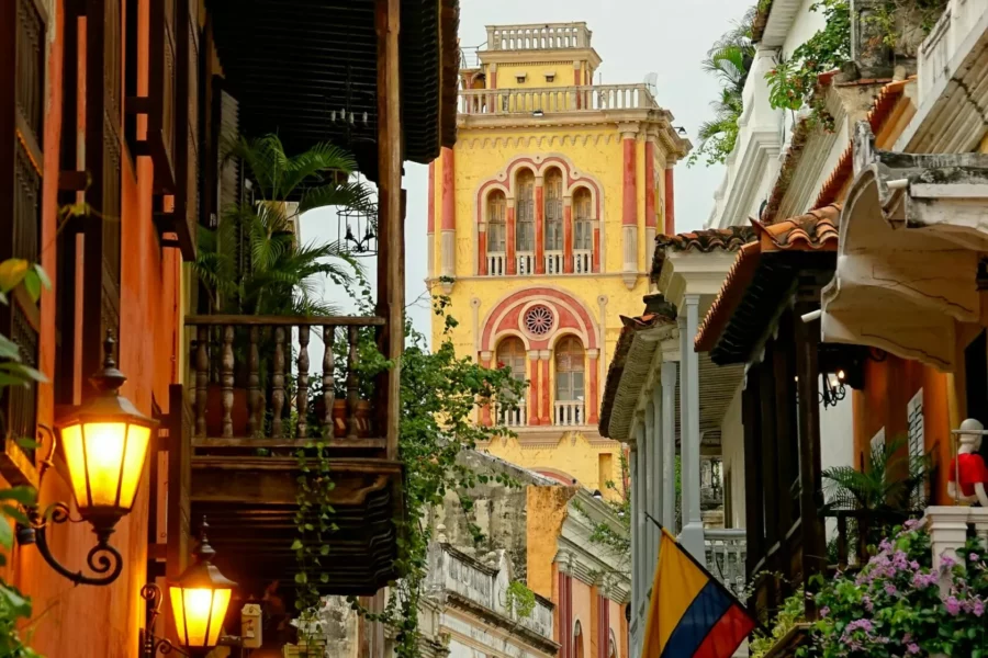 Rue pavée avec la tour de l’université San Agustin à Carthagène