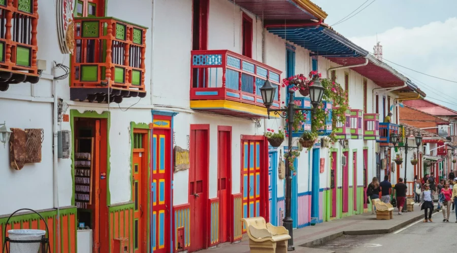 Rue traditionnelle avec maisons colorées dans le village de Salento