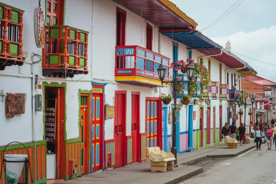 Rue traditionnelle avec maisons colorées dans le village de Salento