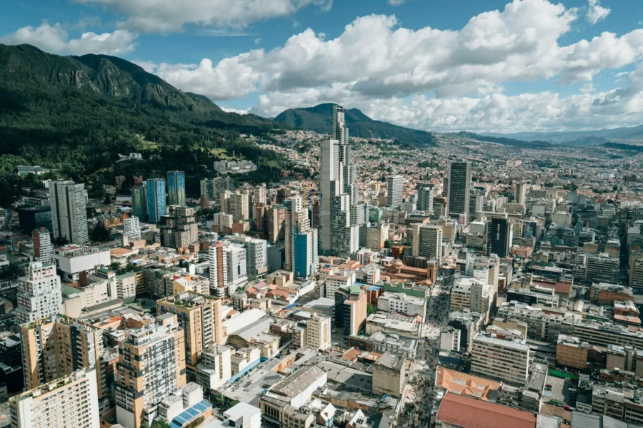 Vue panoramique sur la capitale Bogotá et ses montagnes environnantes