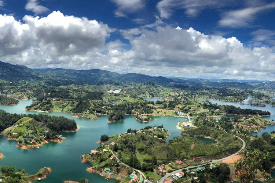 Bras de lac sinueux autour du village de Guatapé, vu du ciel