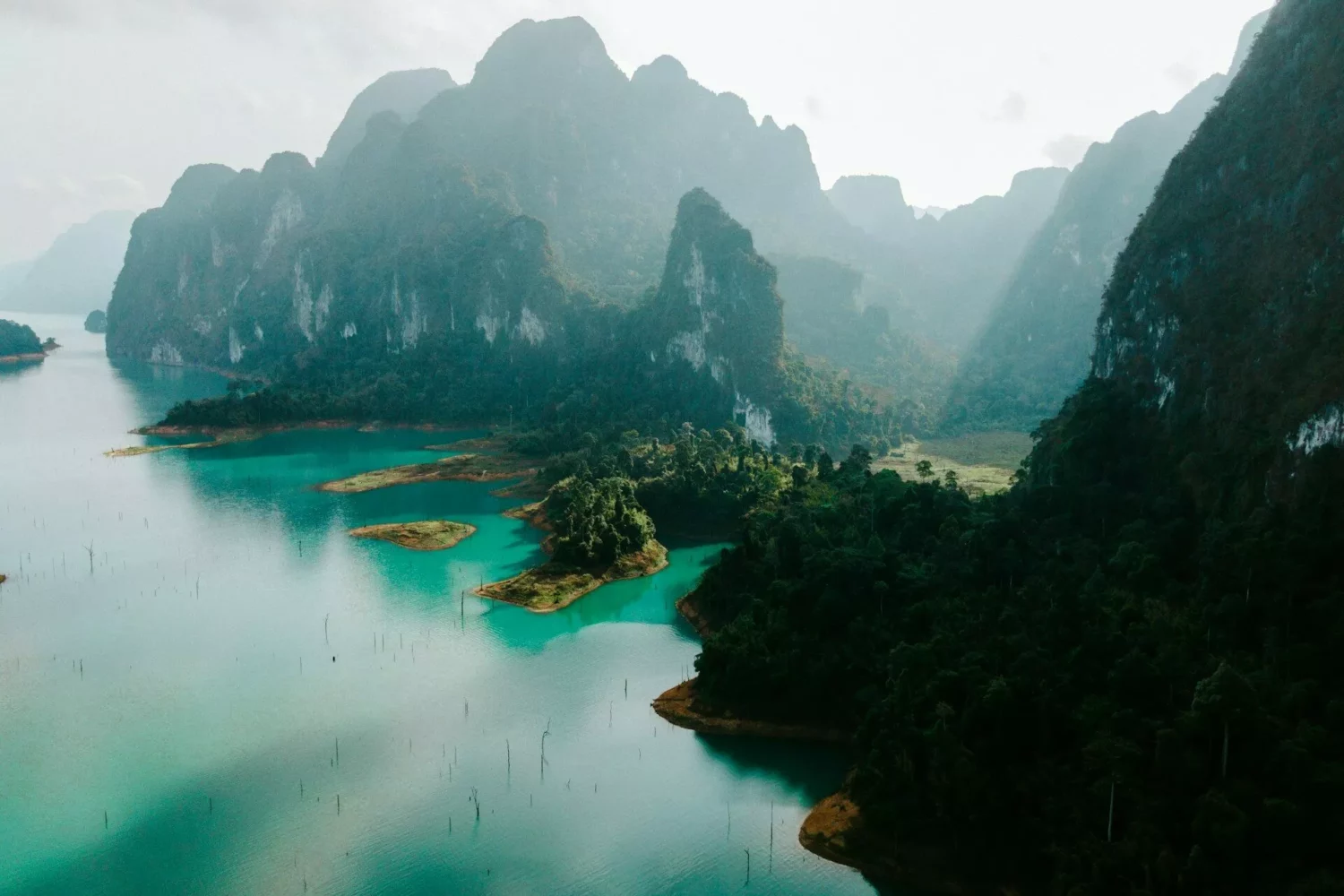 Falaises calcaires et forêt tropicale du parc national de Khao Sok