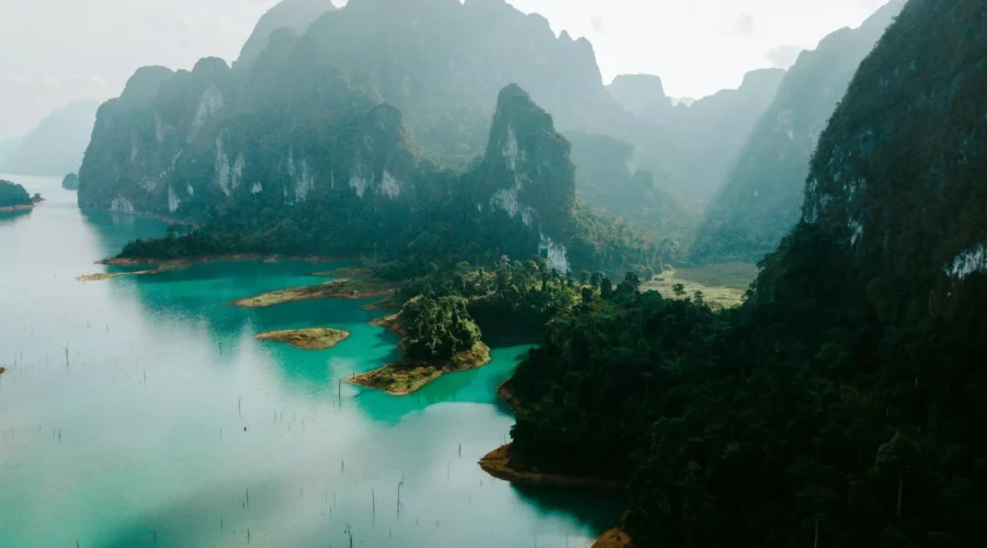 Falaises calcaires et forêt tropicale du parc national de Khao Sok