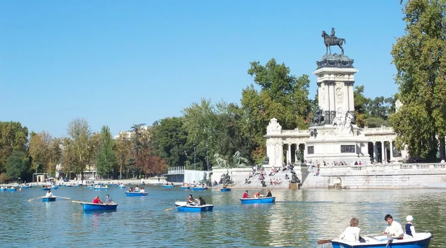 Bateau sur le fleuve de Madrid