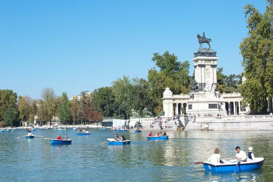 Bateau sur le fleuve de Madrid